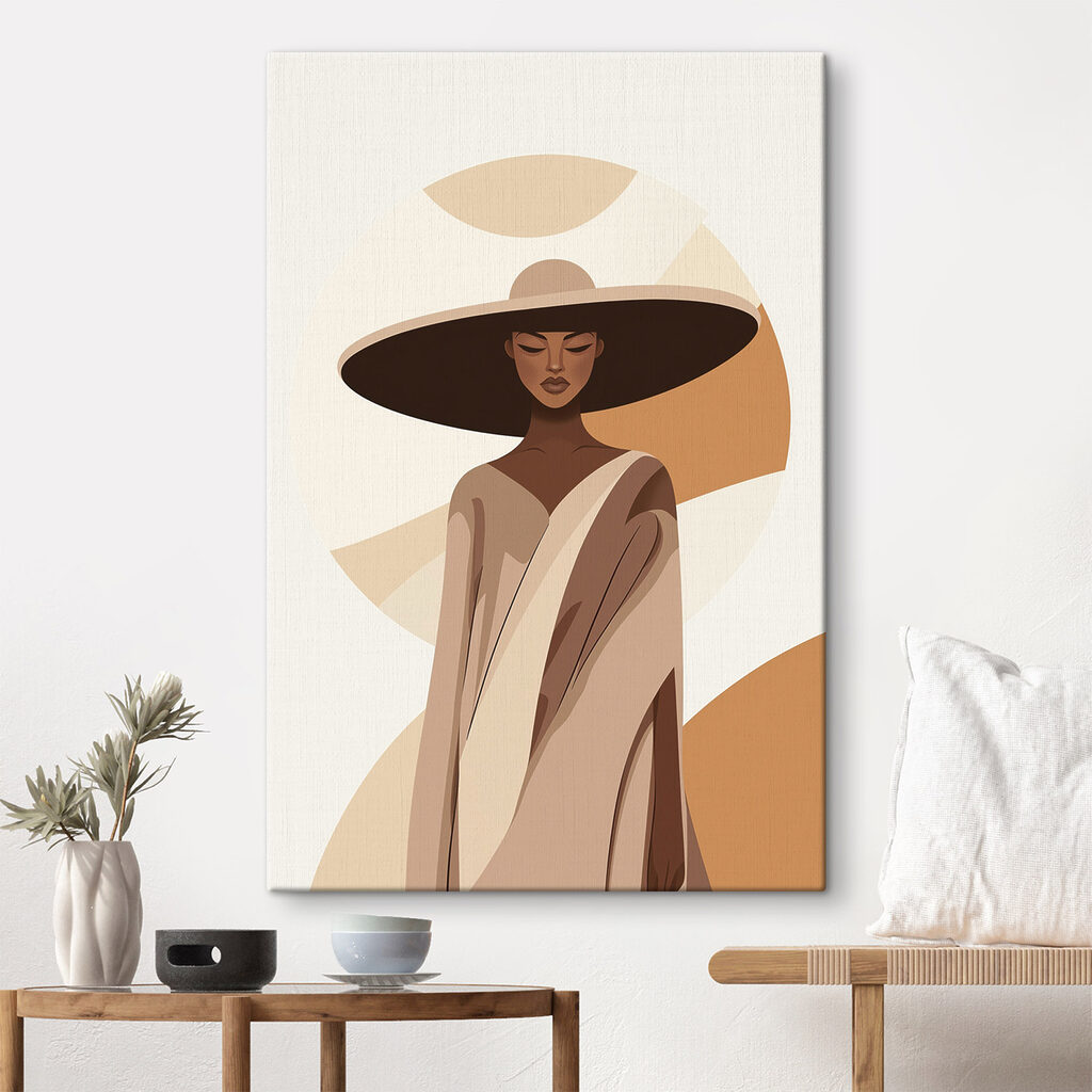 Mujer bajo un arco en un interior