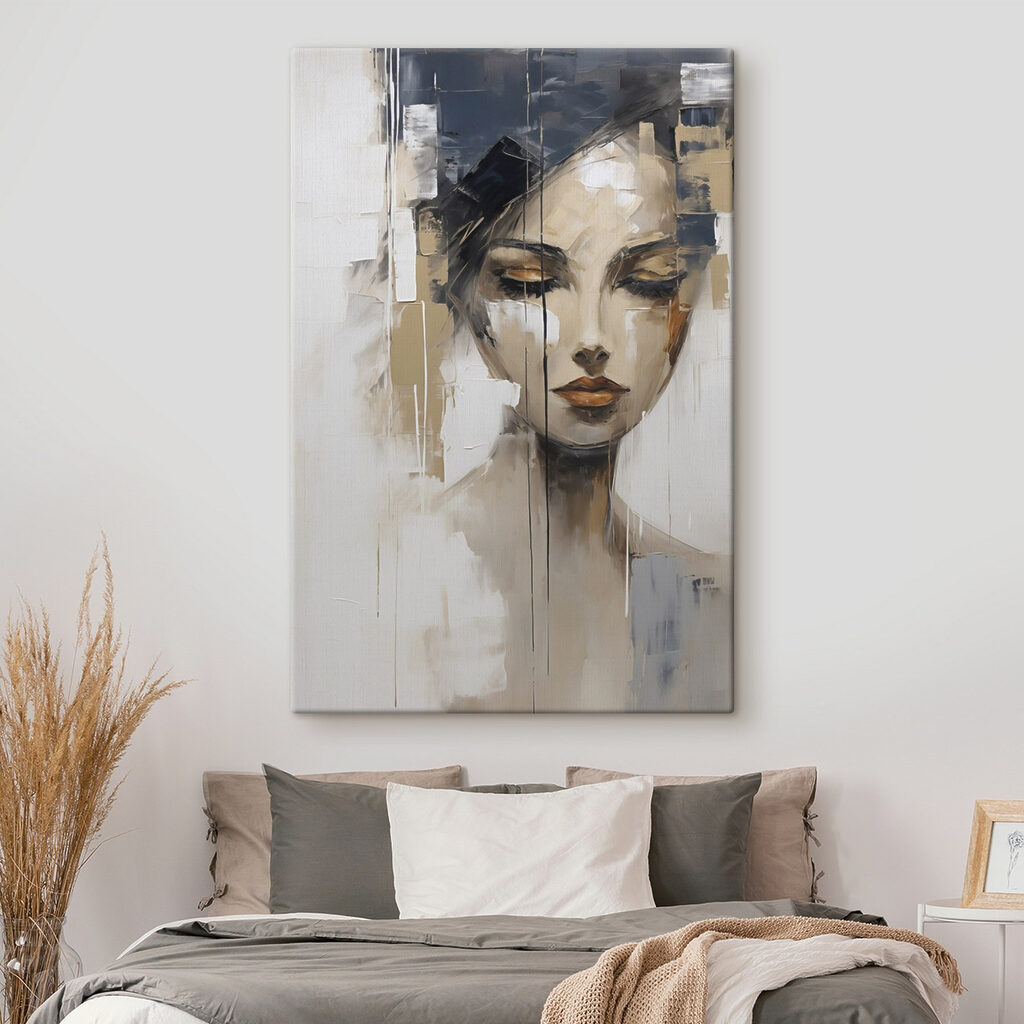 Mujer con ojos bajos — interior 2