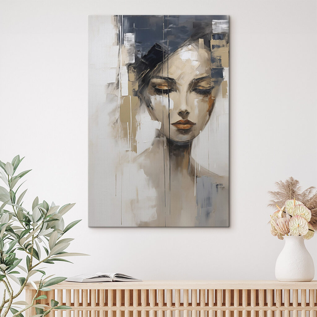 Mujer con ojos bajos — interior 1