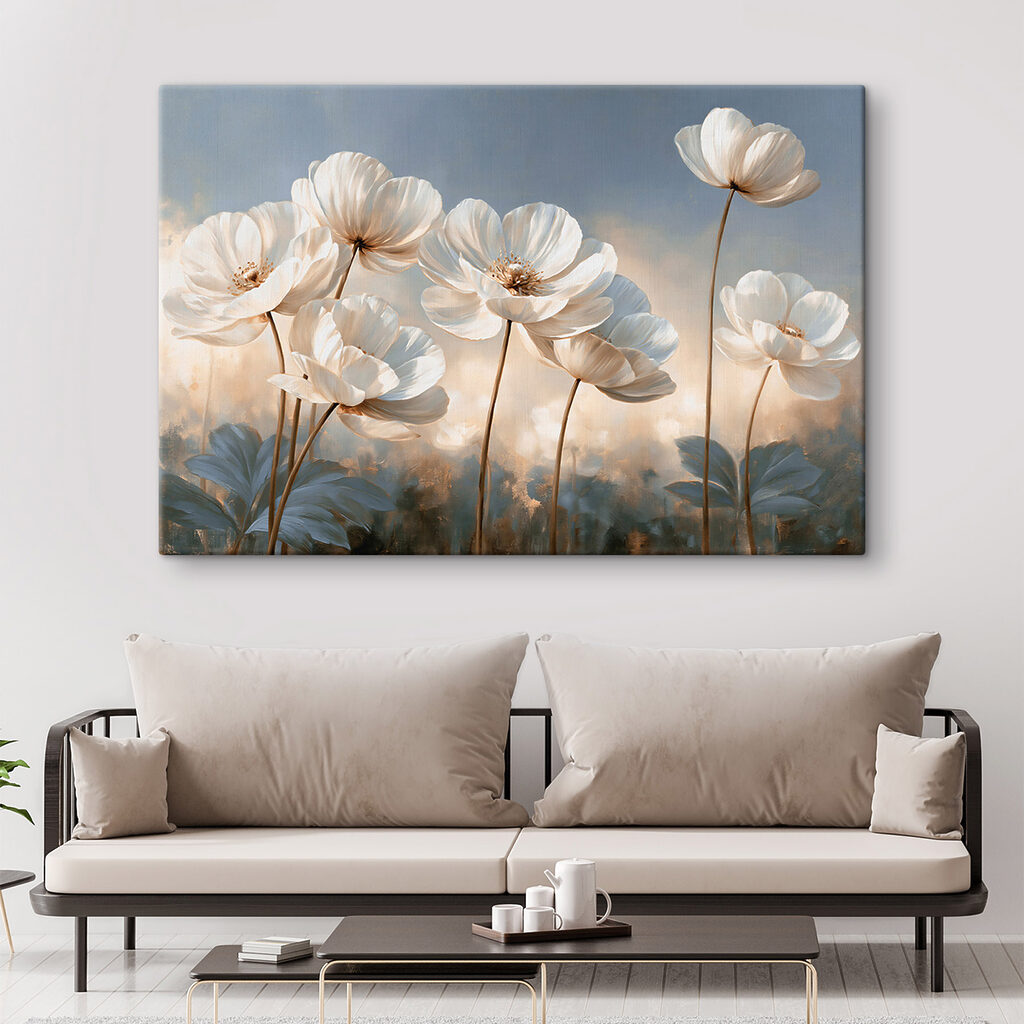 Flores blancas al anochecer en un interior