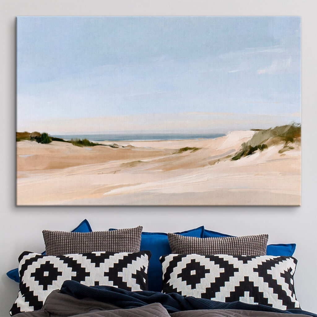 Dunas bajo cielo azul en un interior