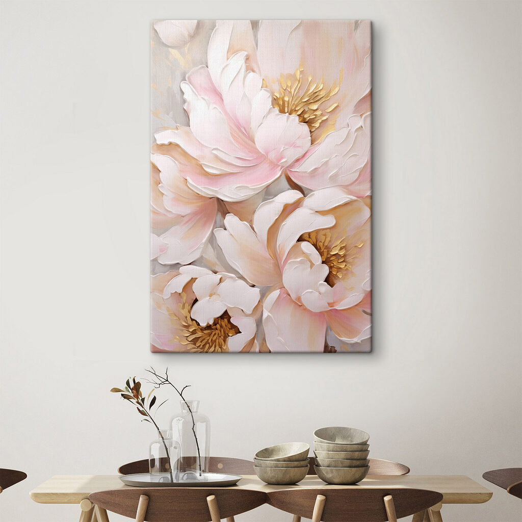 Flor crema abierta en un interior