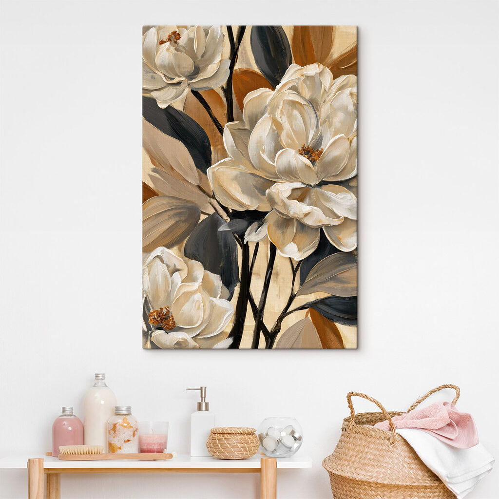 Flores crema entre ocre en un interior