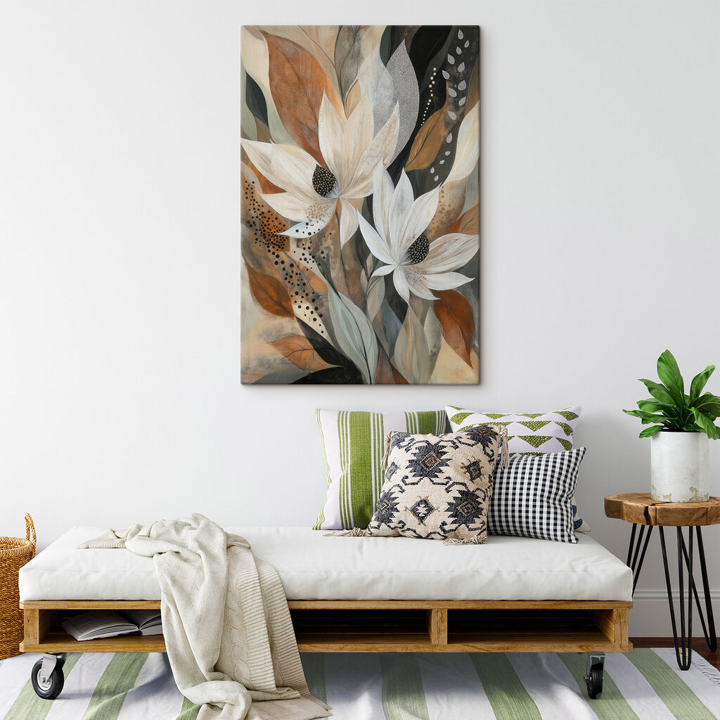 Flor blanca, hojas moteadas en un interior
