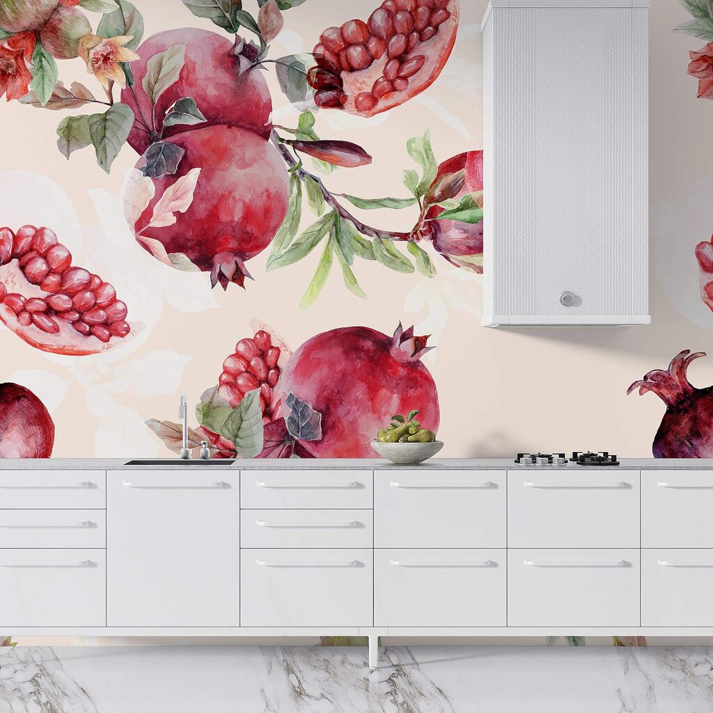 Granadas entre flores en un interior
