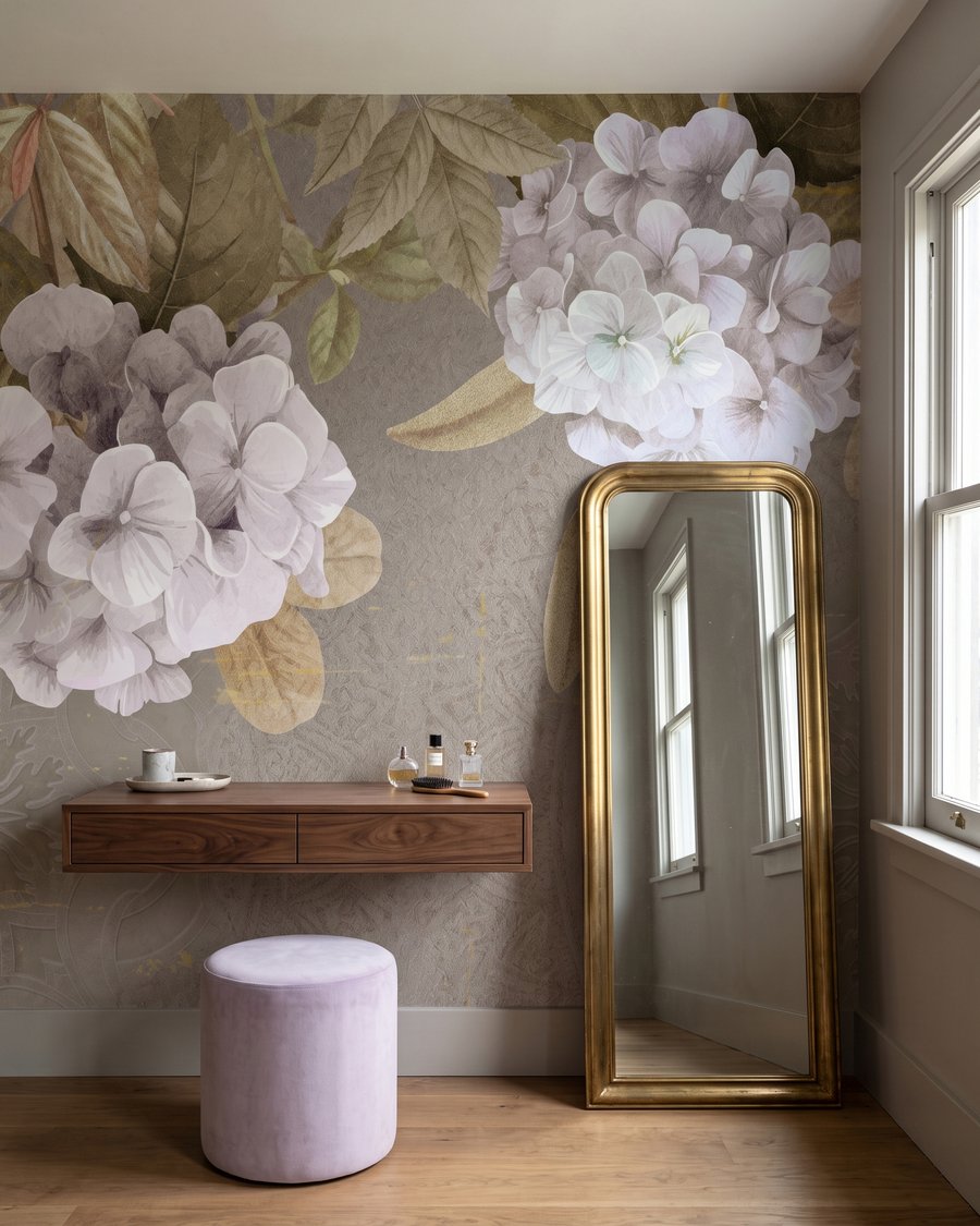 Flores sobre fondo abierto en un interior