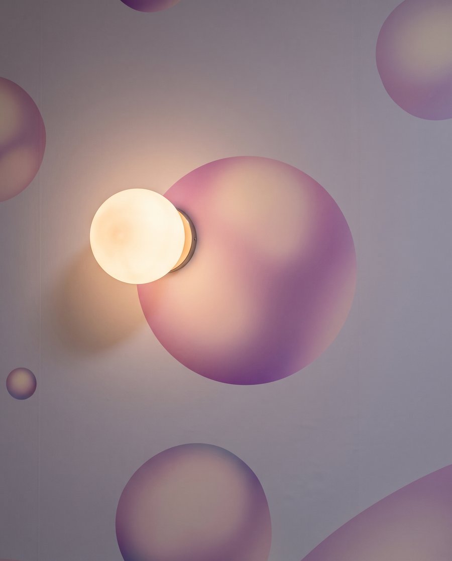Burbujas brillantes flotando — detalle