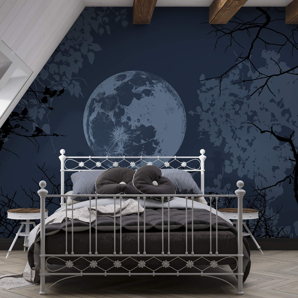 Luna entre ramas desnudas en un interior