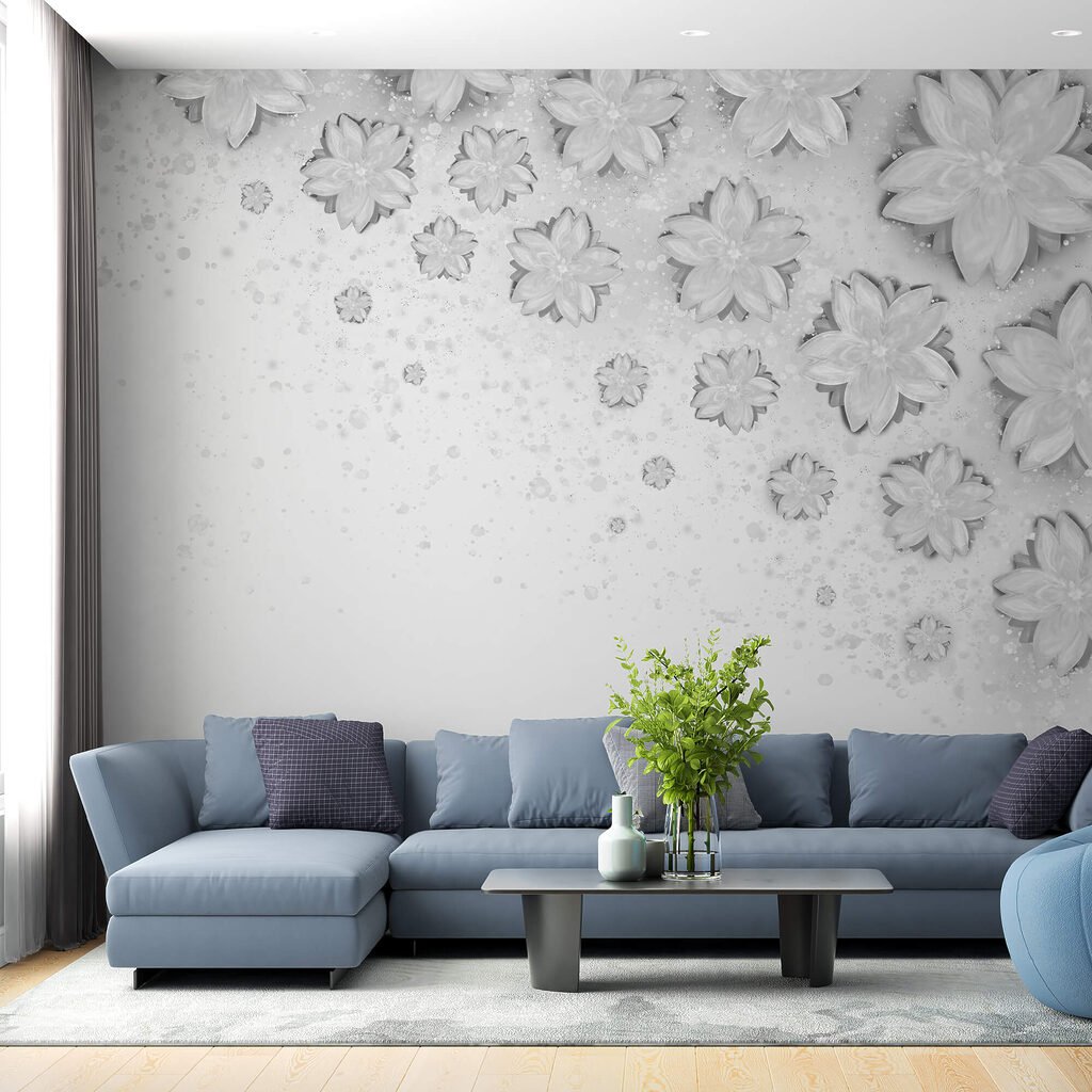 Flores dispersas en un interior
