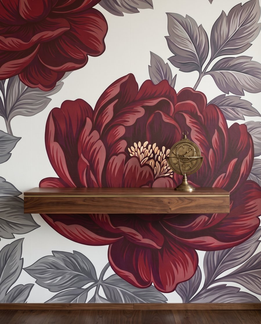 Pétalos rojos, hojas grises — detalle