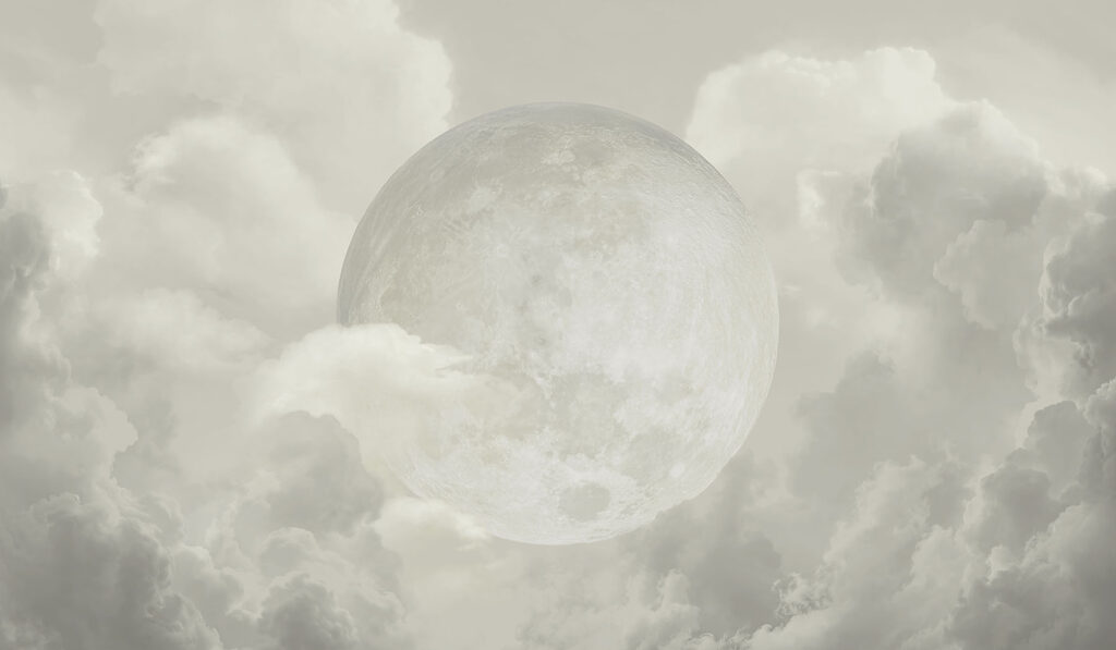 Luna entre nubes densas — diseño completo