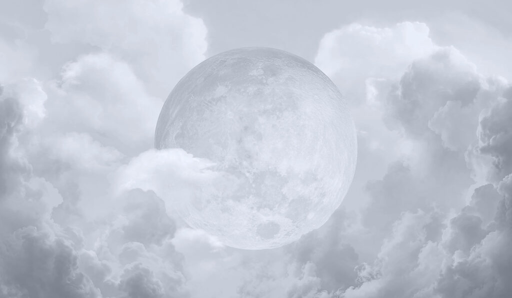 Luna entre nubes densas — diseño completo