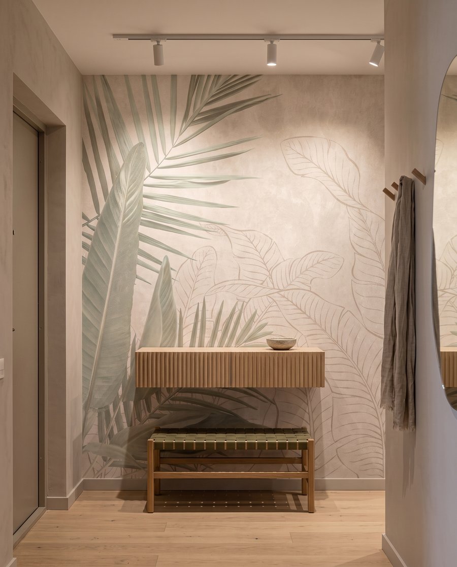 Hojas tropicales dibujadas en un interior