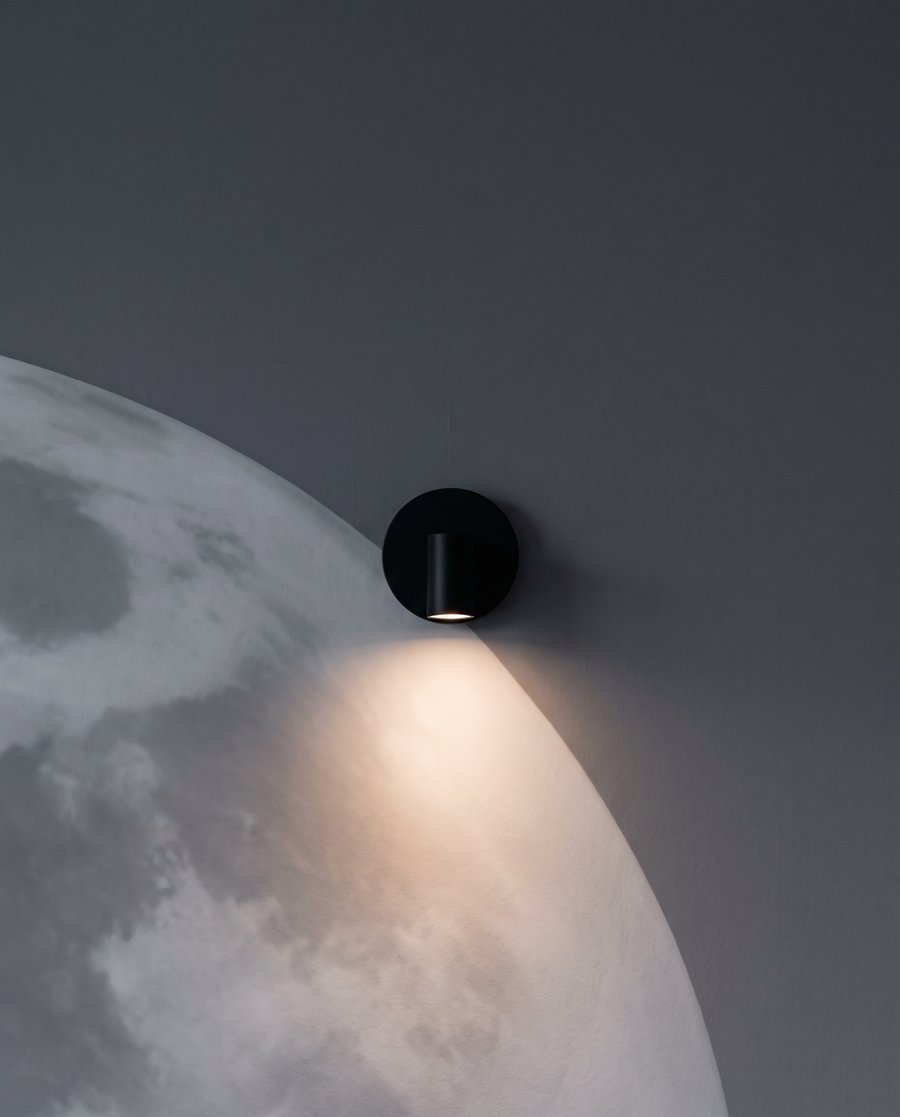 Luna llena sobre nubes — detalle