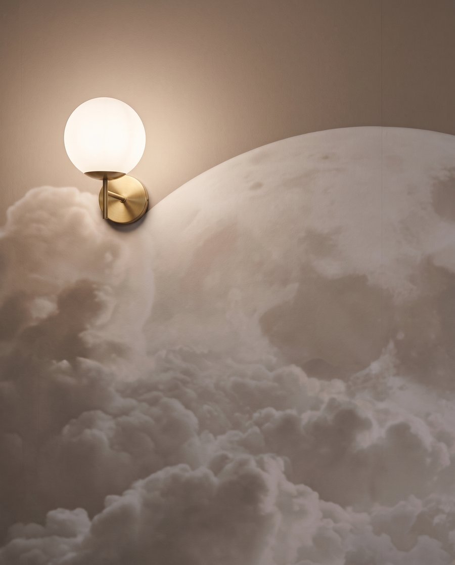 Luna llena sobre nubes — detalle