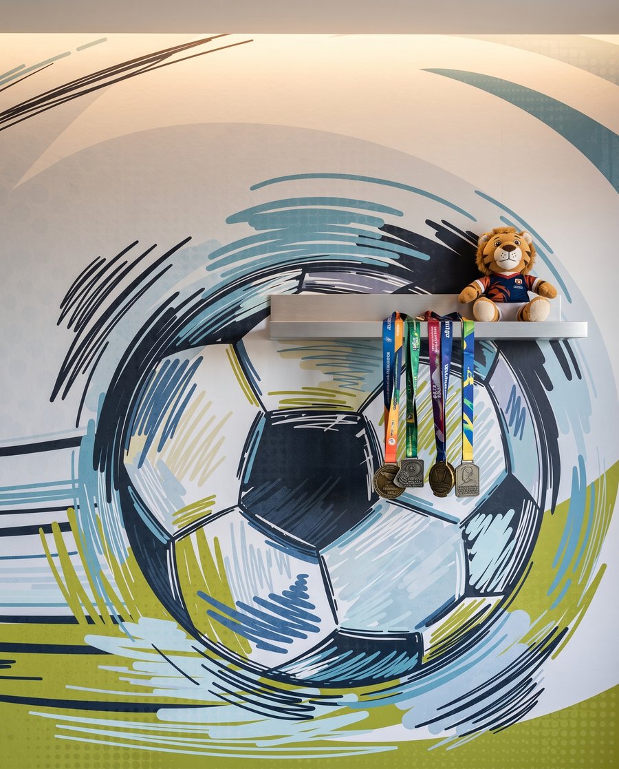 Balón entre pinceladas — detalle