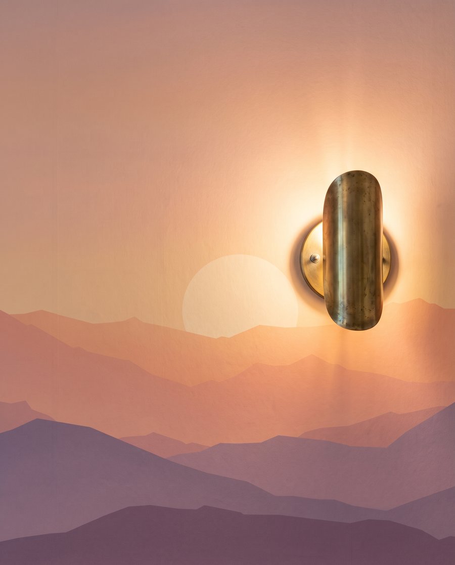 Sol bajo entre montañas — detalle