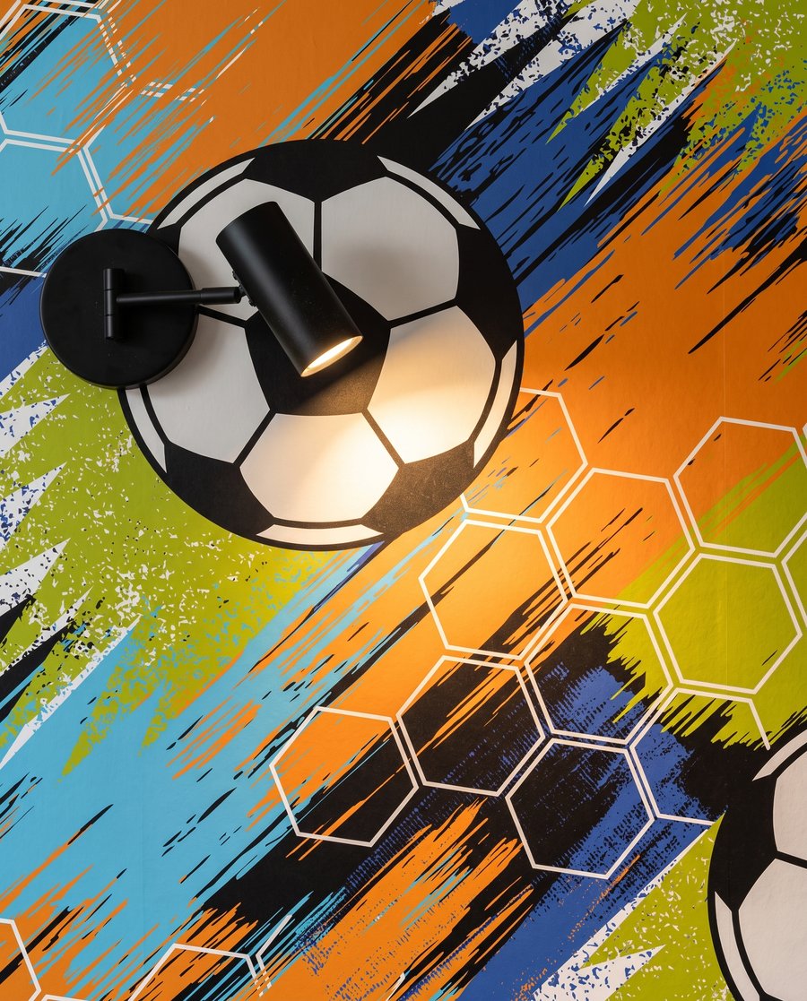 Balones entre trazos diagonales — detalle