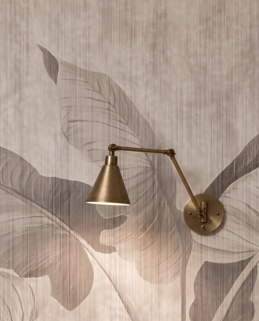 Hojas grandes sobre blanco — detalle