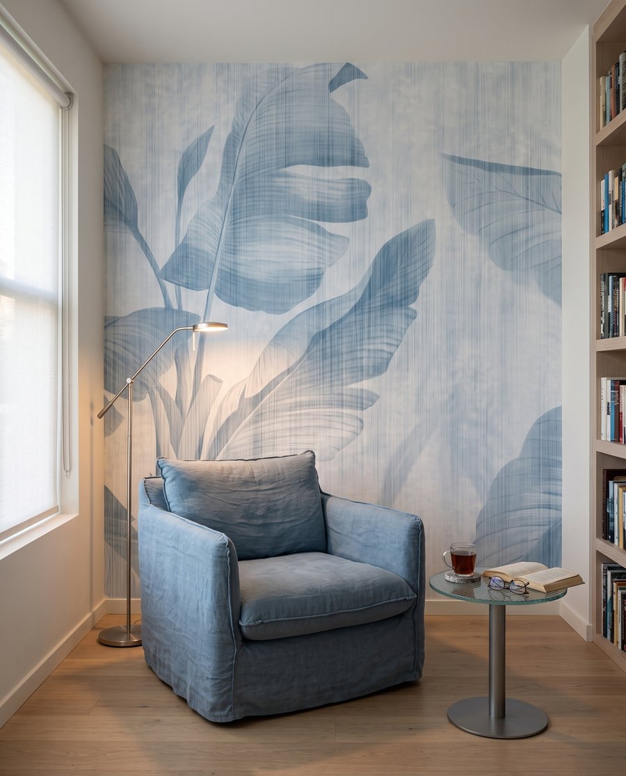 Hojas grandes sobre blanco — interior 3