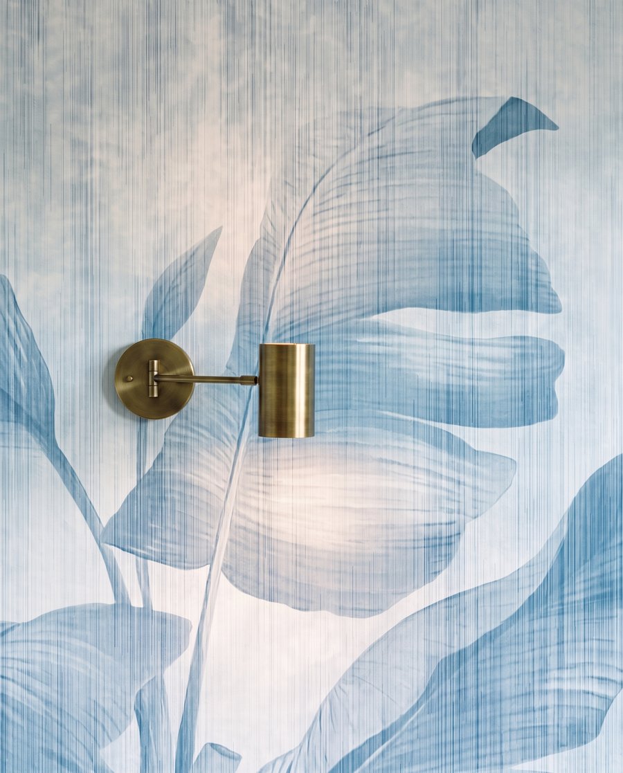 Hojas grandes sobre blanco — detalle