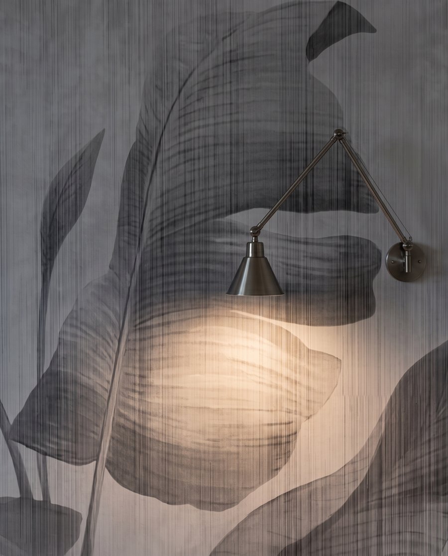 Hojas grandes sobre blanco — detalle