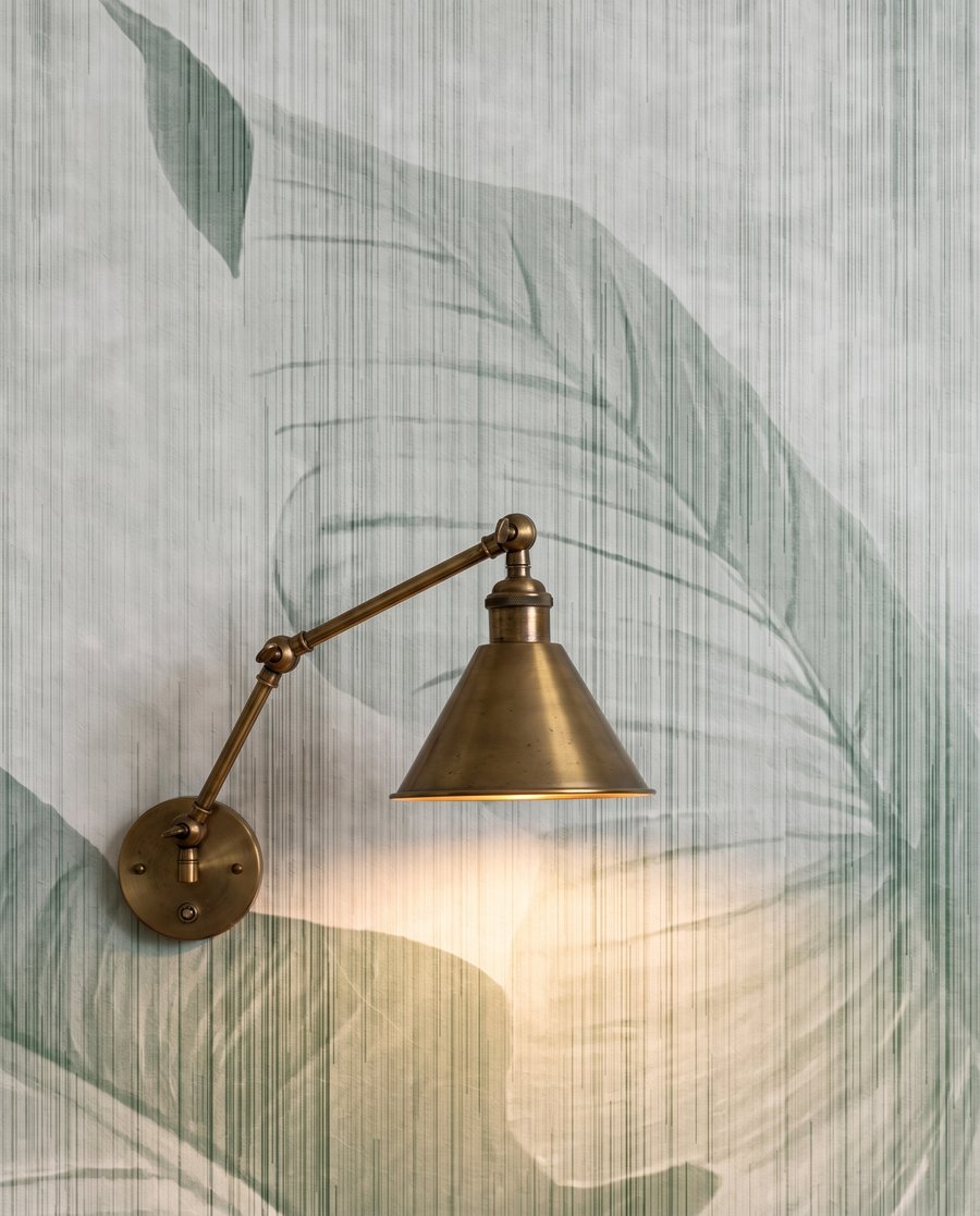 Hojas grandes sobre blanco — detalle