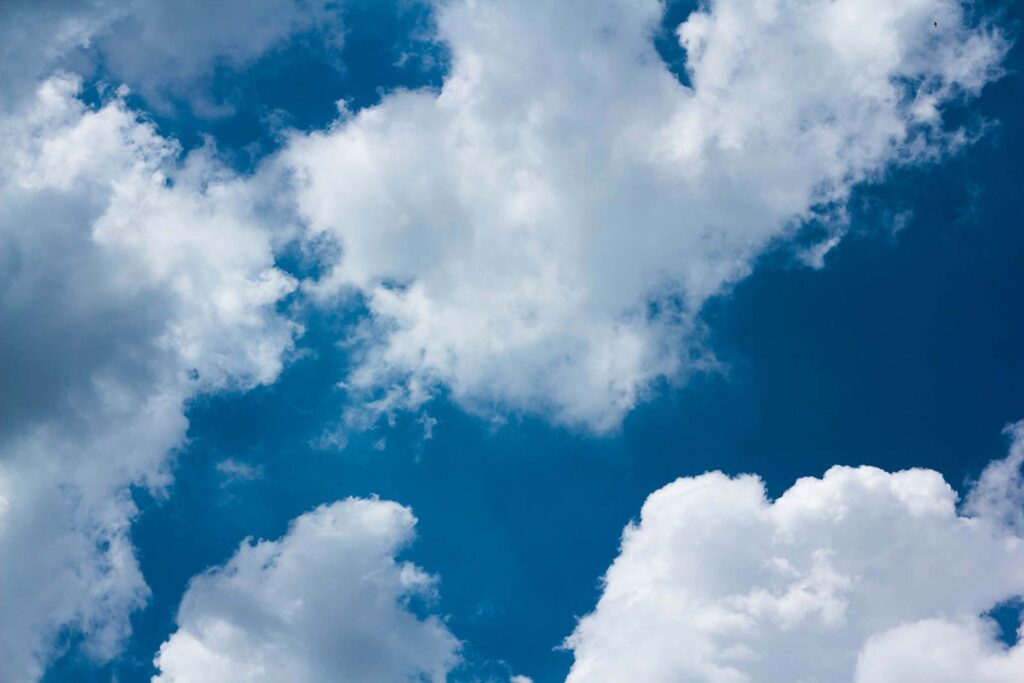 Nubes blancas en azul — diseño completo