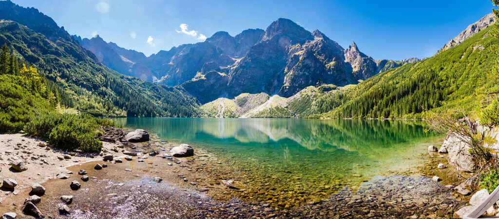 Lago claro entre rocas — diseño completo
