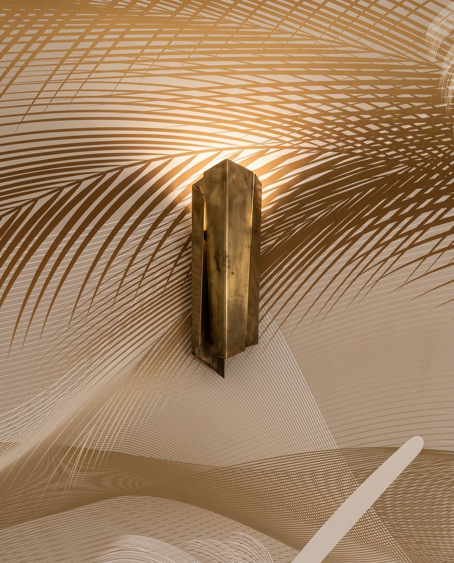 Plumas bajo luz cálida — detalle