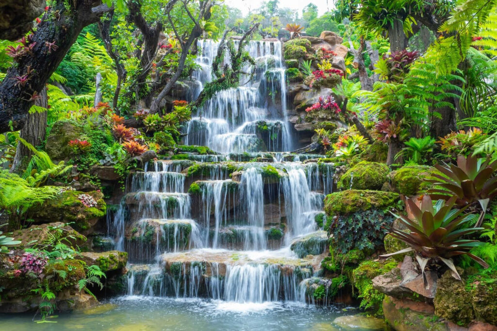 Cascada sobre escalones cubiertos — diseño completo