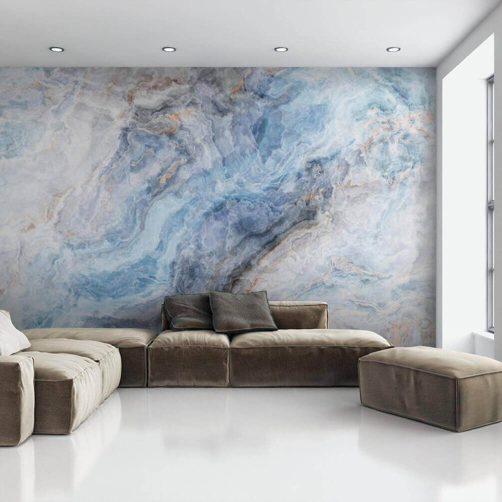 Vetas azules sobre blanco en un interior