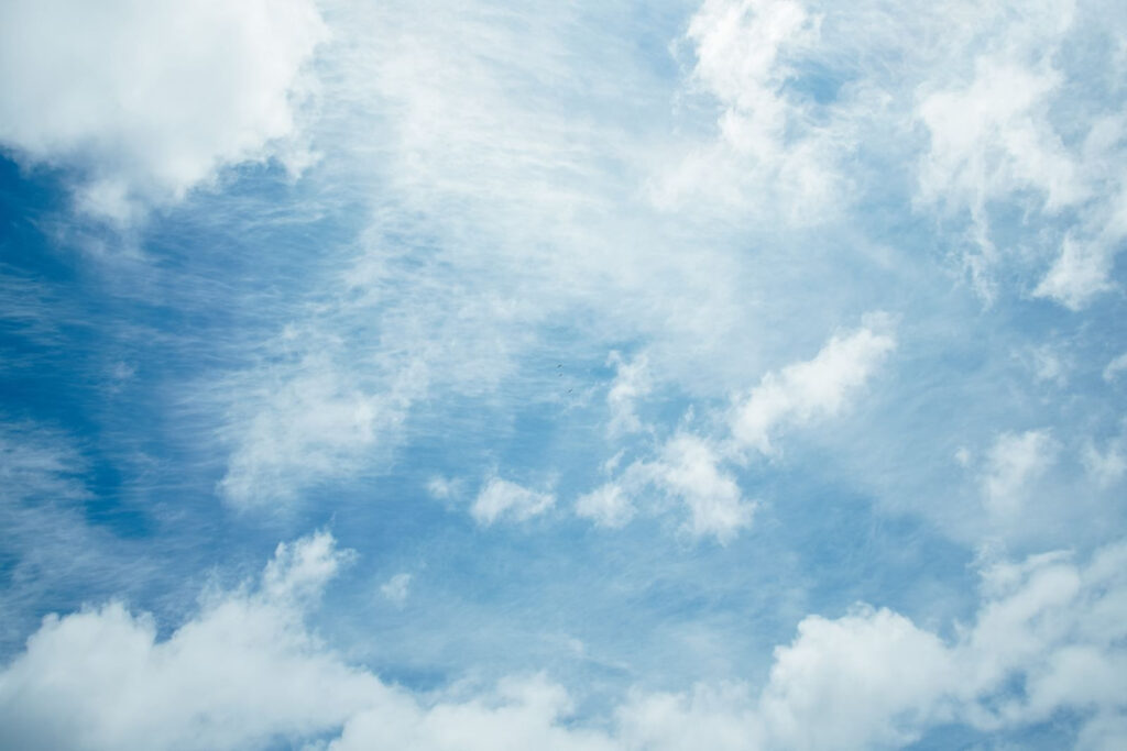 Rastros blancos de nubes — diseño completo