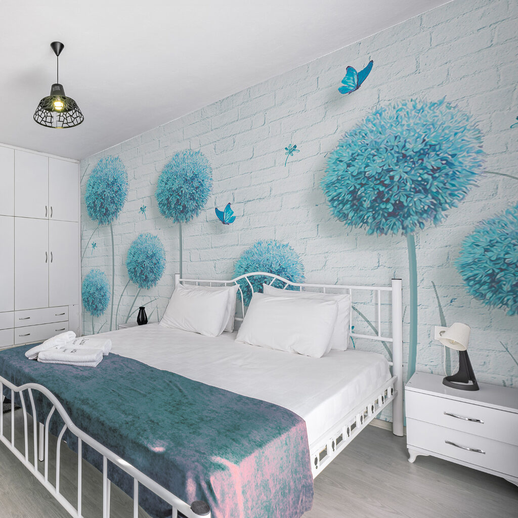 Flores azules sobre ladrillo — interior 6