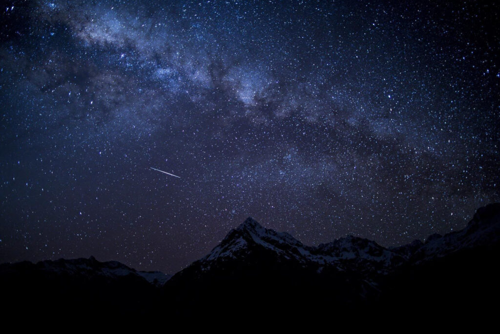Estrellas sobre cumbres oscuras — diseño completo