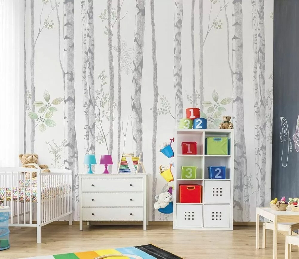 Árboles finos sobre blanco en un interior