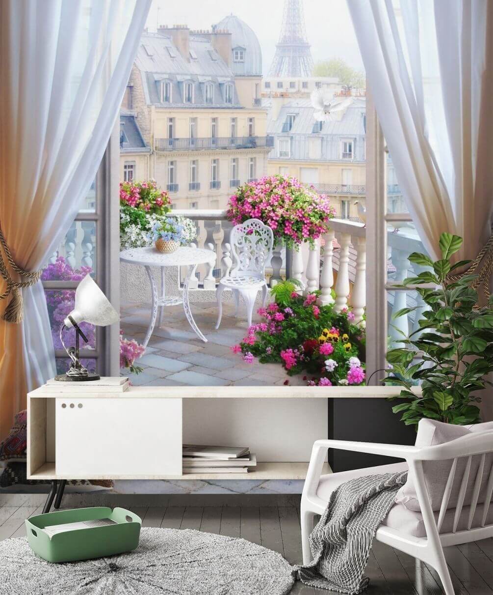 Balcón floral tras cortinas en un interior