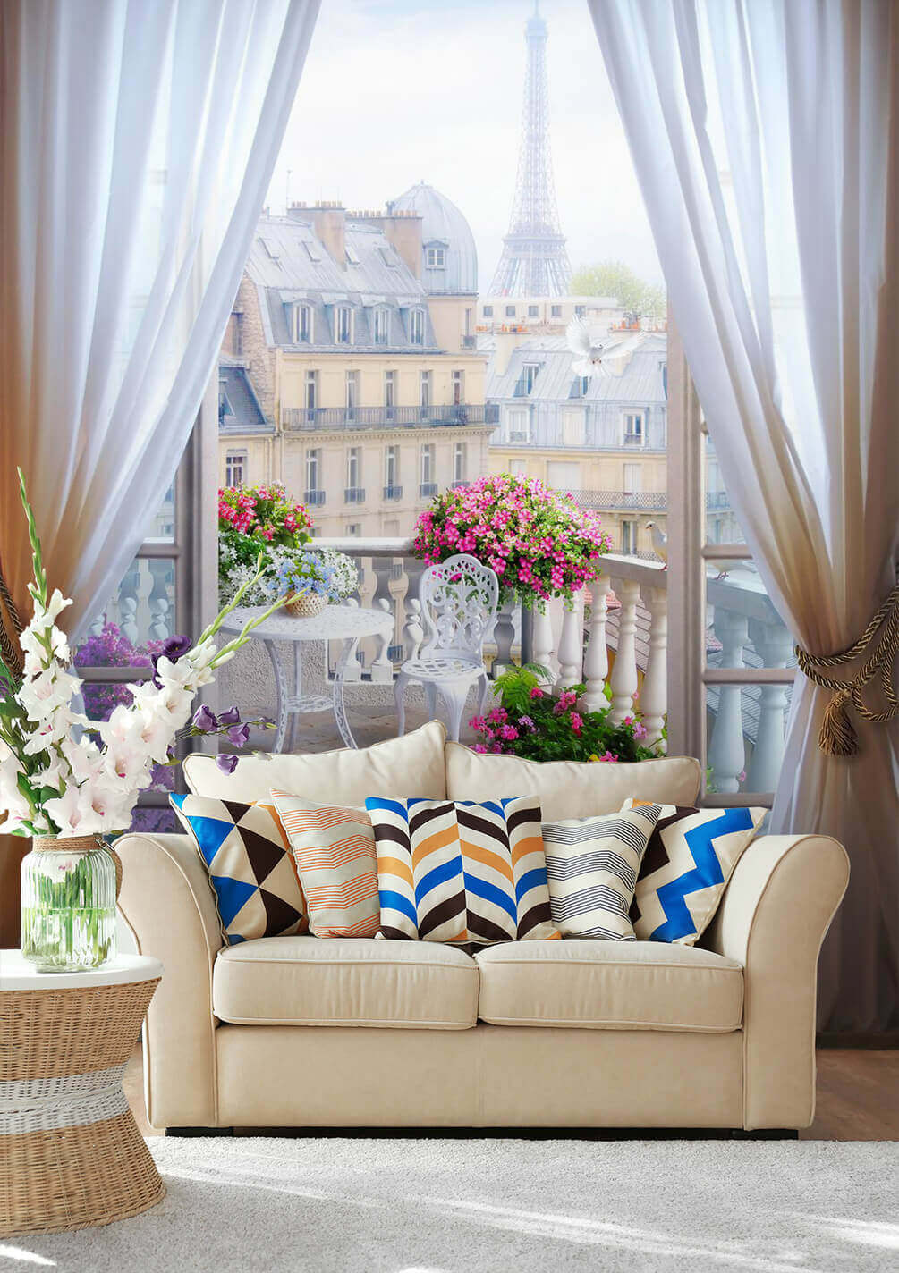Balcón floral tras cortinas — interior 2