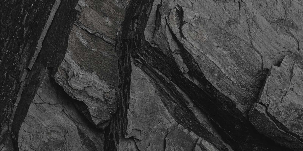 Capas de roca oscura — diseño completo