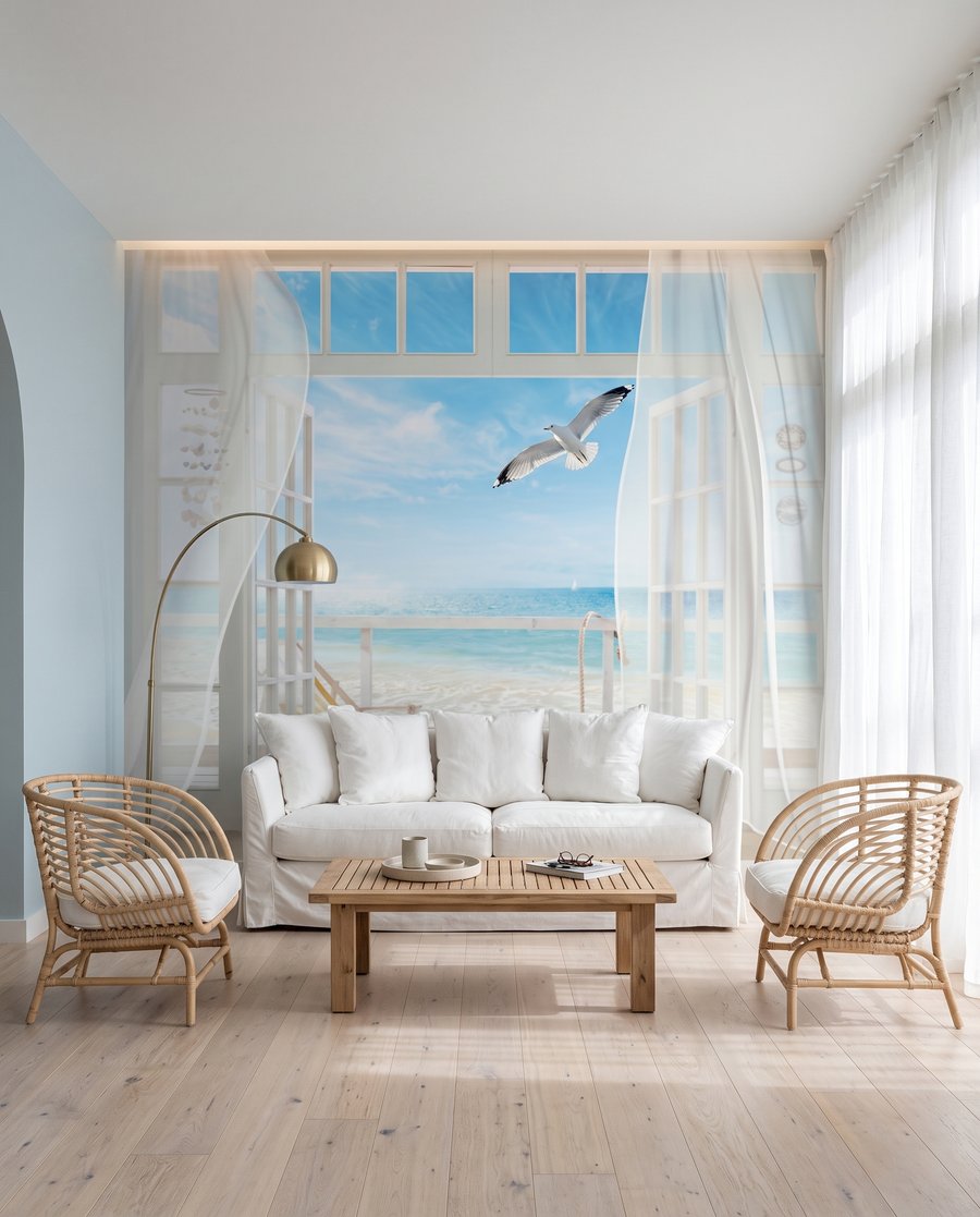 Cortinas y mar azul en un interior
