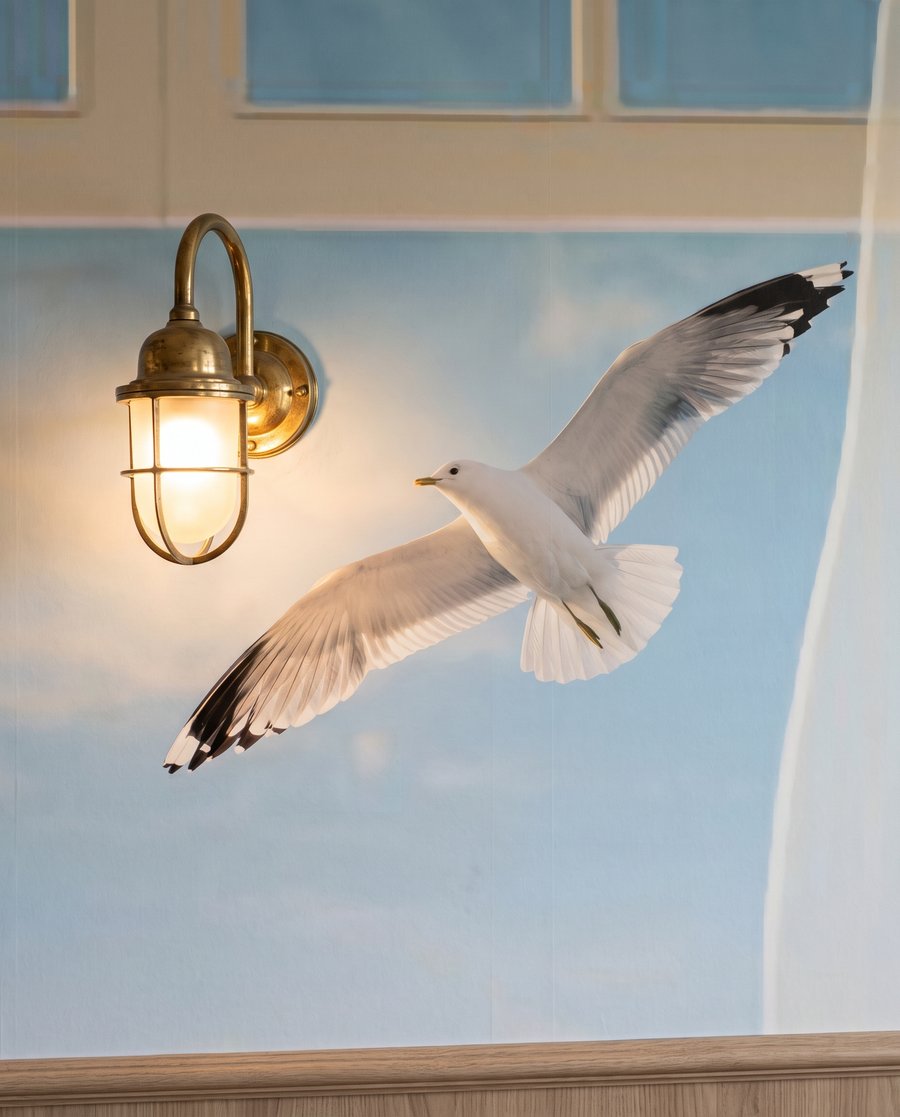 Cortinas y mar azul — detalle