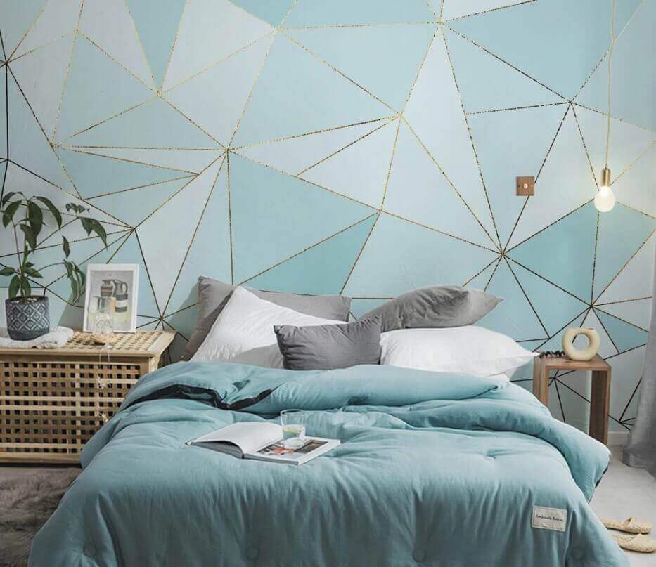 Líneas doradas sobre azul en un interior