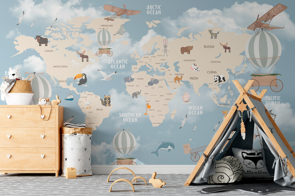 Mapa mundi y globos en un interior