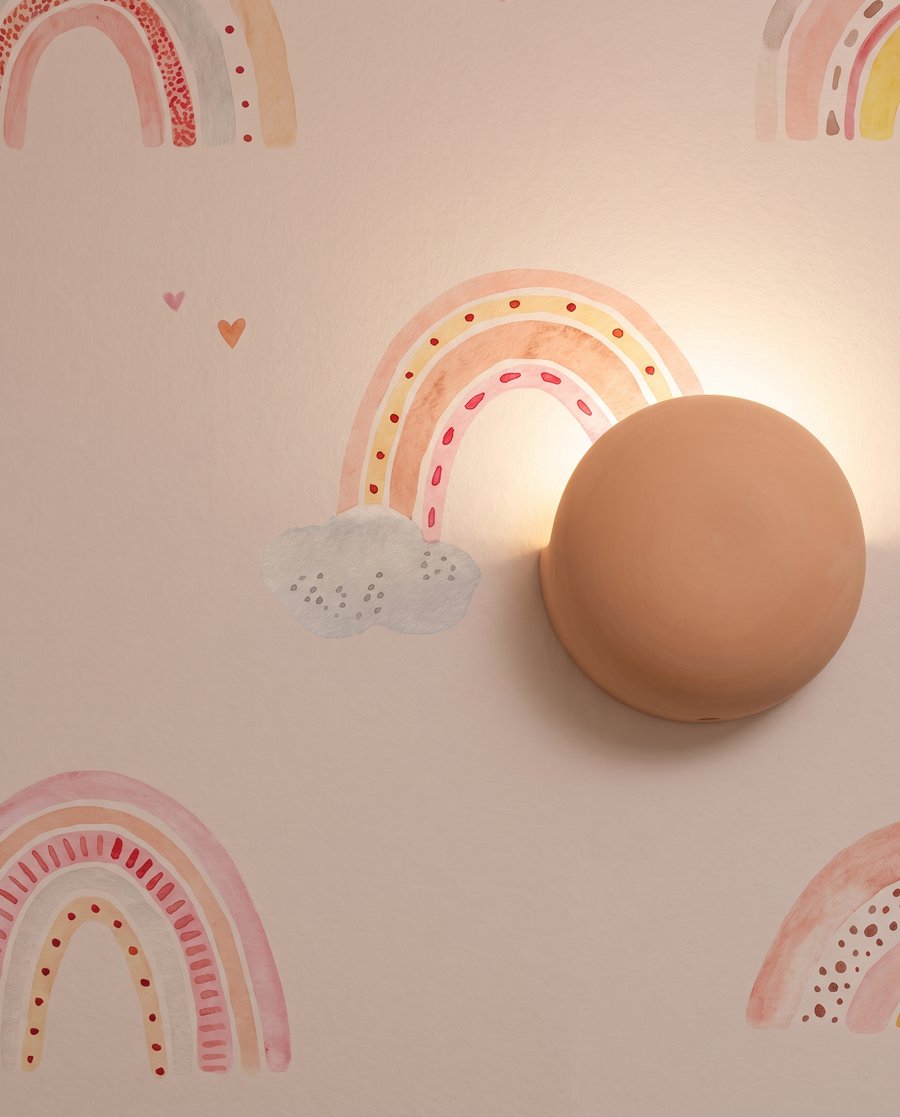 Arcoíris pequeños sobre rosa — detalle