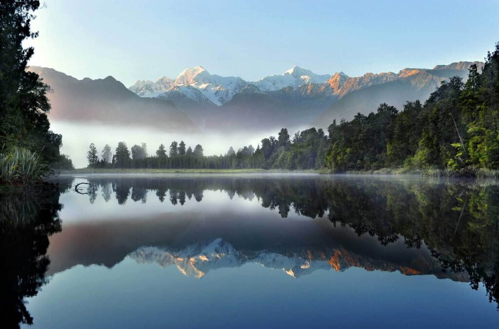 Montañas sobre el lago — diseño completo
