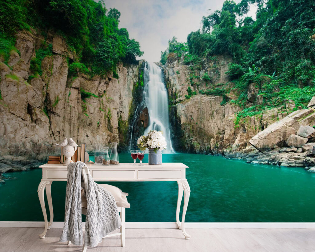 Cascada en barranco rocoso — interior 1
