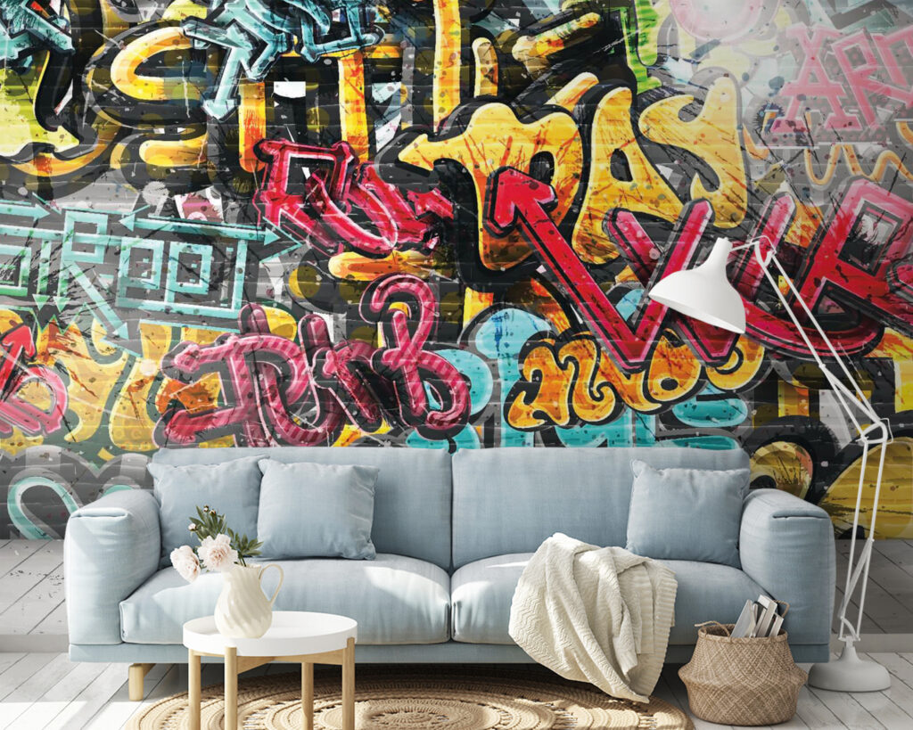 Muro lleno de graffiti en un interior