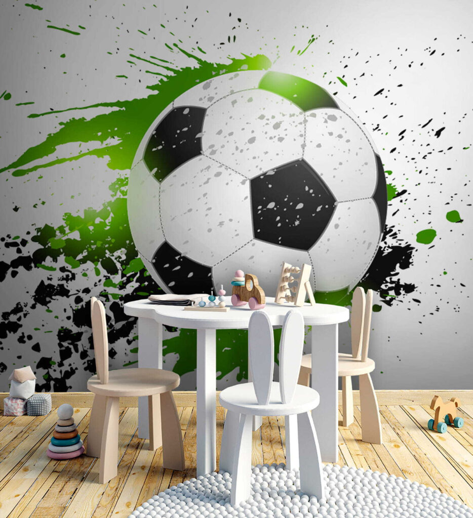 Fútbol entre salpicaduras verdes en un interior