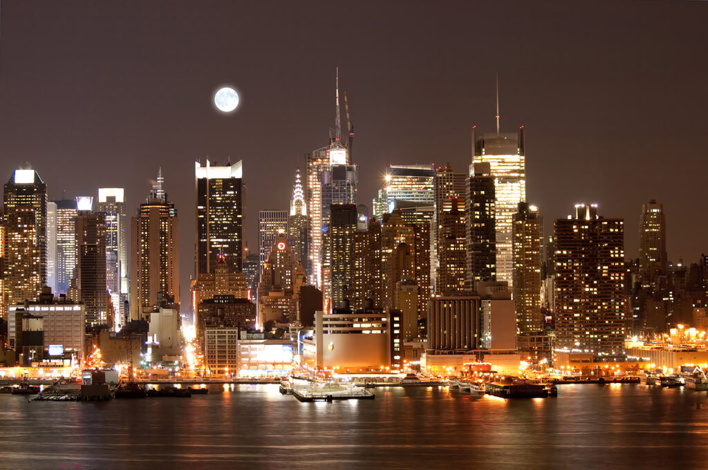 Luna sobre ciudad iluminada — diseño completo
