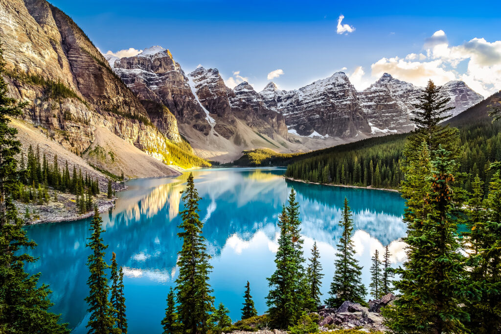 Reflejo azul bajo montañas — diseño completo